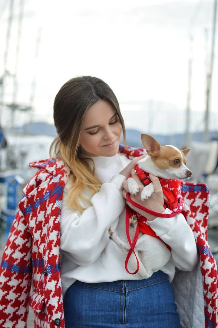 Lovely senior picture idea of a girl and her dog